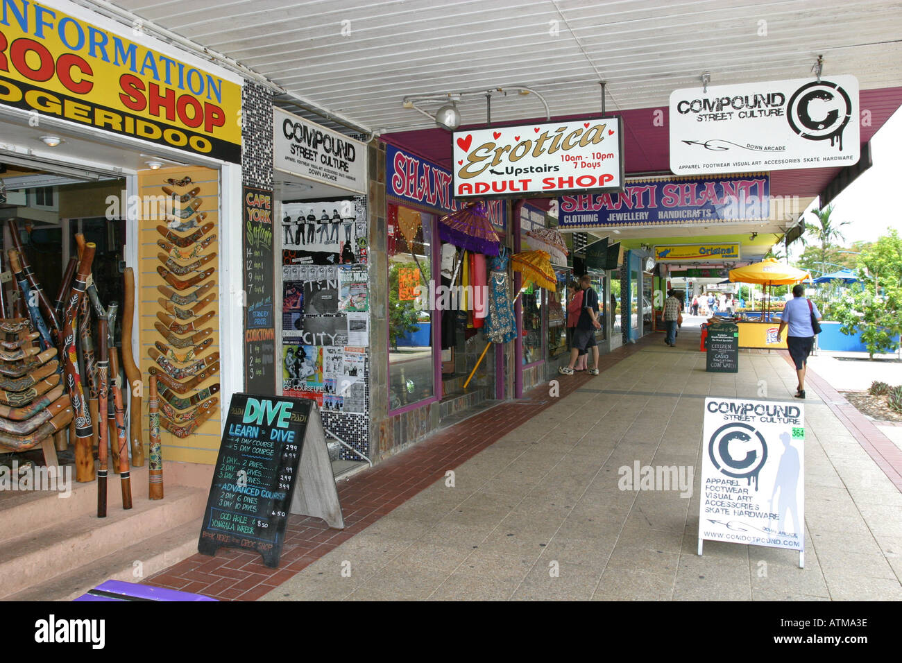 Scène de rue typique la destination de vacances de Cairns, Queensland, Australie Banque D'Images