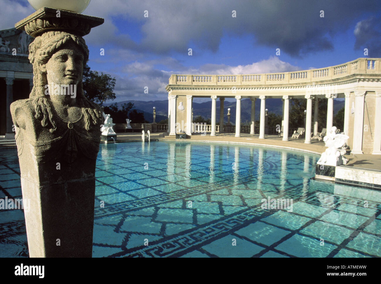Piscine Neptune avec pavillon à colonnades, château Hearst ; San Simeon, Californie, États-Unis Banque D'Images