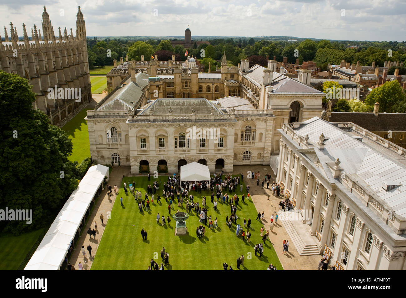 Pelouse du Sénat vue de la tour Great St. Marys le jour de la remise des diplômes, Cambridge, Angleterre. Banque D'Images