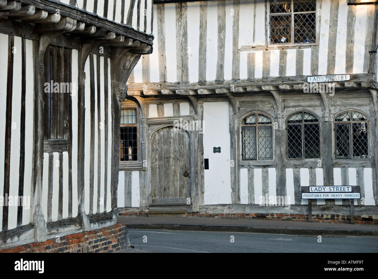 Long Melford, Suffolk, UK. Ancien cadre en bois maisons Tudor dans la rue de la femme. Ces boutiques ont été Banque D'Images