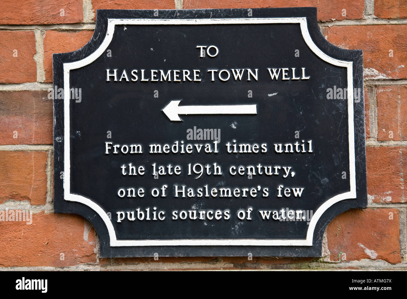 Une plaque murale orientant les visiteurs à l'emplacement de l'ancienne ville et Haslemere, Haslemere, Surrey, Angleterre. Banque D'Images