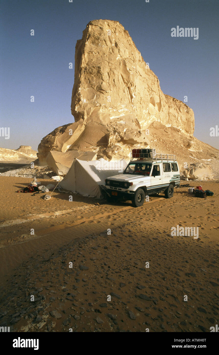 Des formations de roche au coucher du soleil paysage pilier en véhicule à quatre roues motrices Camp Banque D'Images