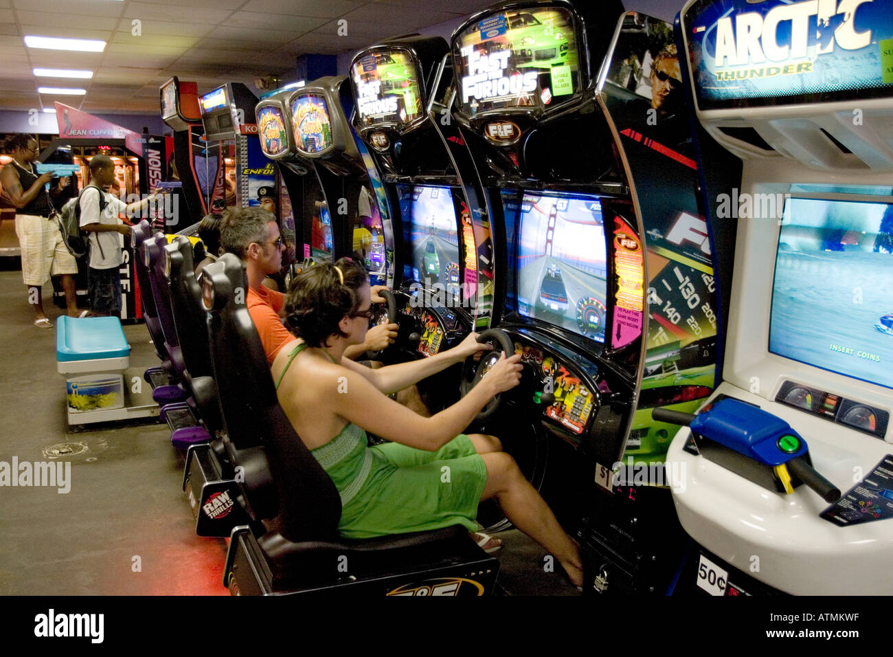 S'amusant à un jeu vidéo Arcade Coney Island à Brooklyn, New York Banque D'Images