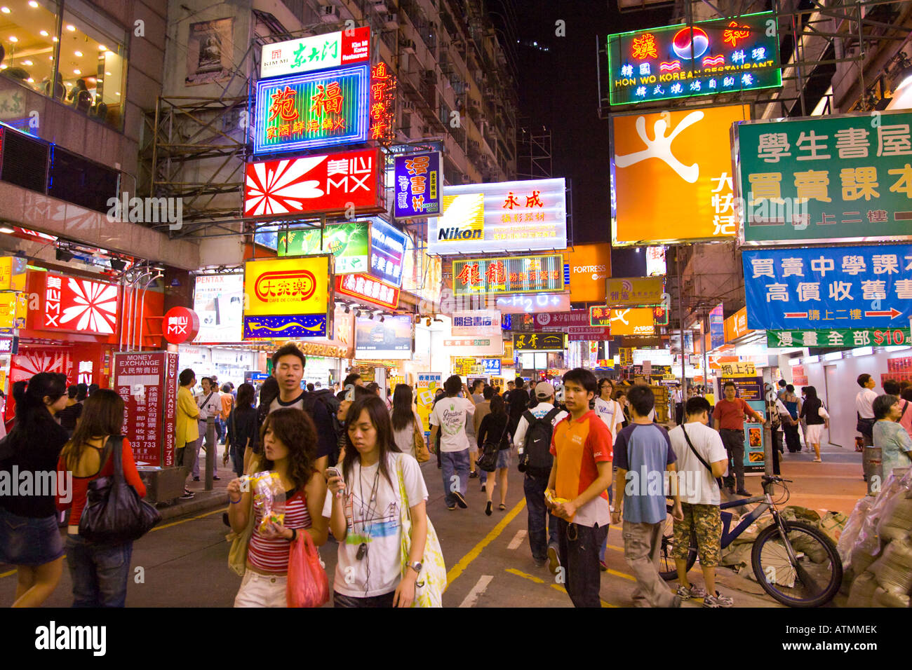 HONG KONG Chine néons colorés et de trafic dans le centre dynamique de Mong Kok à Kowloon quartier pendant la nuit Banque D'Images