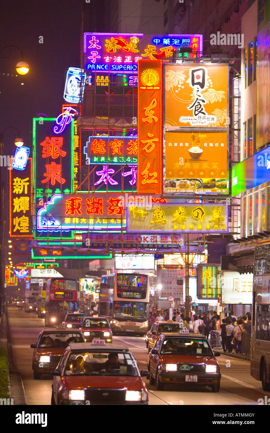 HONG KONG Chine néons colorés et de trafic dans le centre dynamique de Mong Kok à Kowloon quartier pendant la nuit Banque D'Images