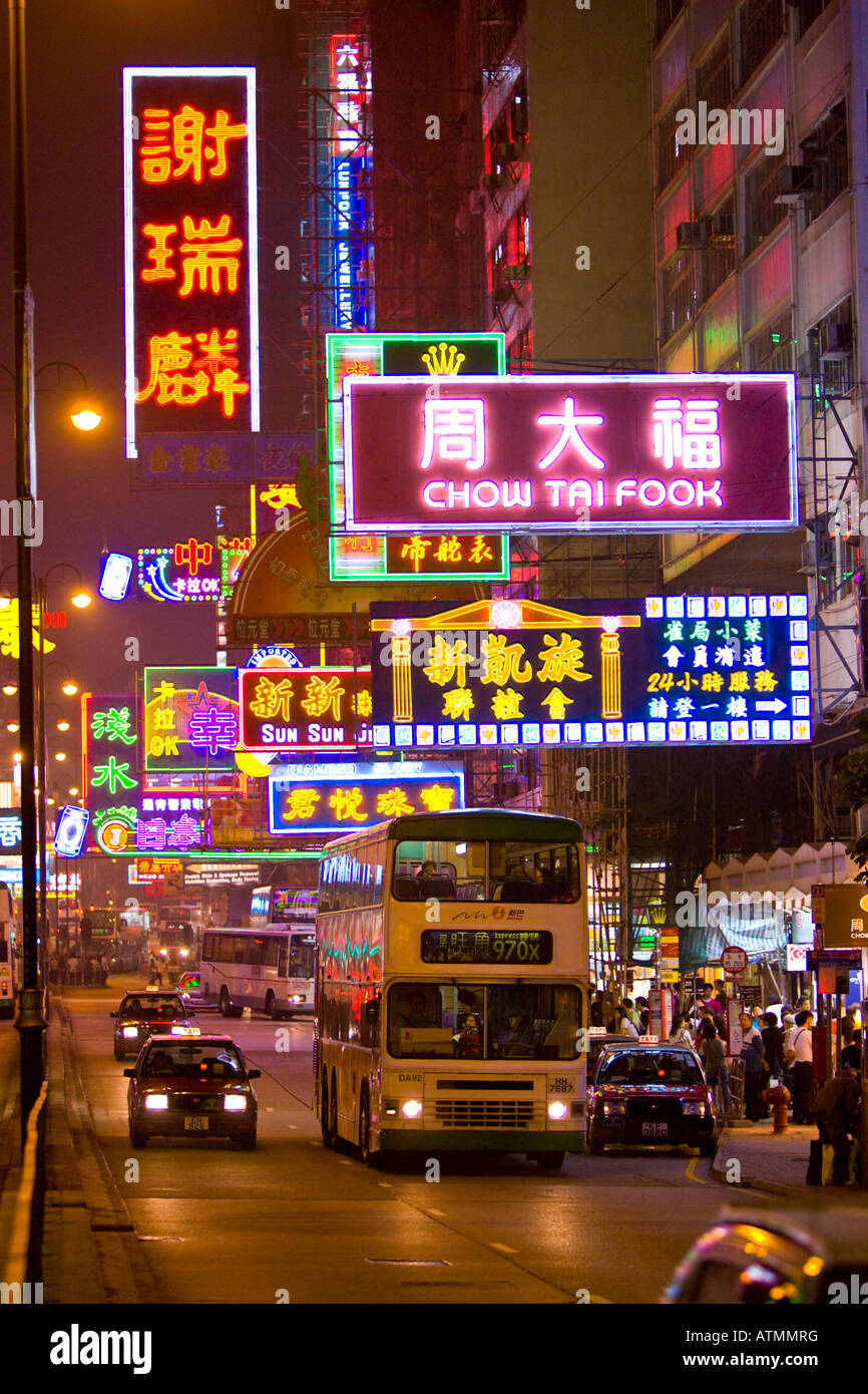 Chine Hong Kong Nathan Road Kowloon dans la nuit avec la circulation, bus, voitures Banque D'Images