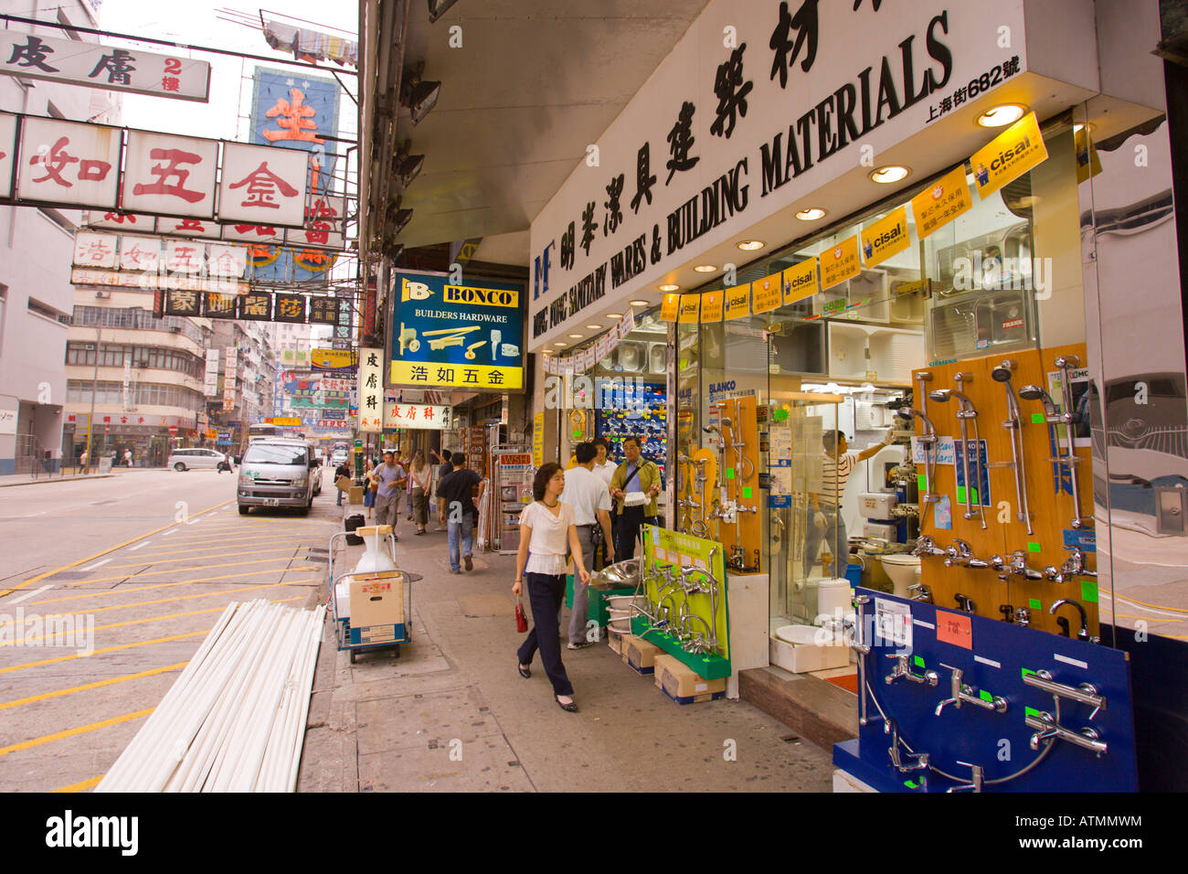 HONG KONG Chine Scène de rue à Yau Ma Tei, Kowloon, quartier de trottoir en face du magasin de matériaux de construction Banque D'Images