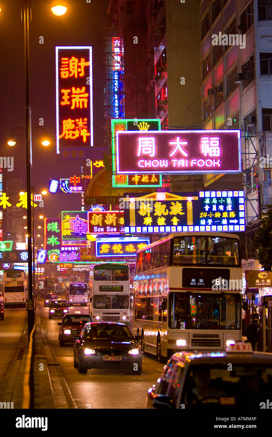 Chine Hong Kong Nathan Road Kowloon dans la nuit, néons et de trafic Banque D'Images