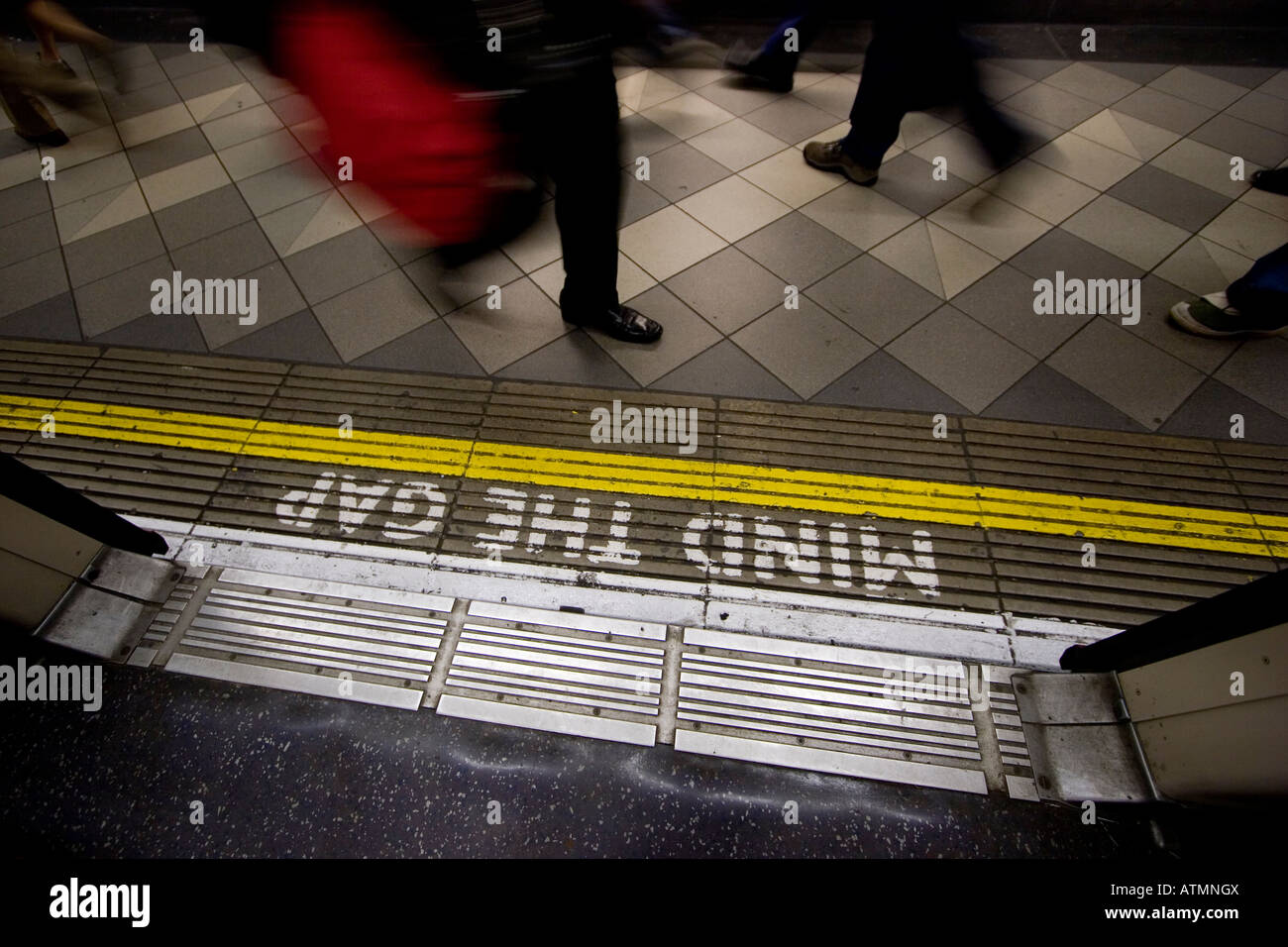 L'esprit l'écart signe sur London Underground tube réseau avec la fermeture des portes et les banlieusards streaming passé sur la plate-forme Banque D'Images