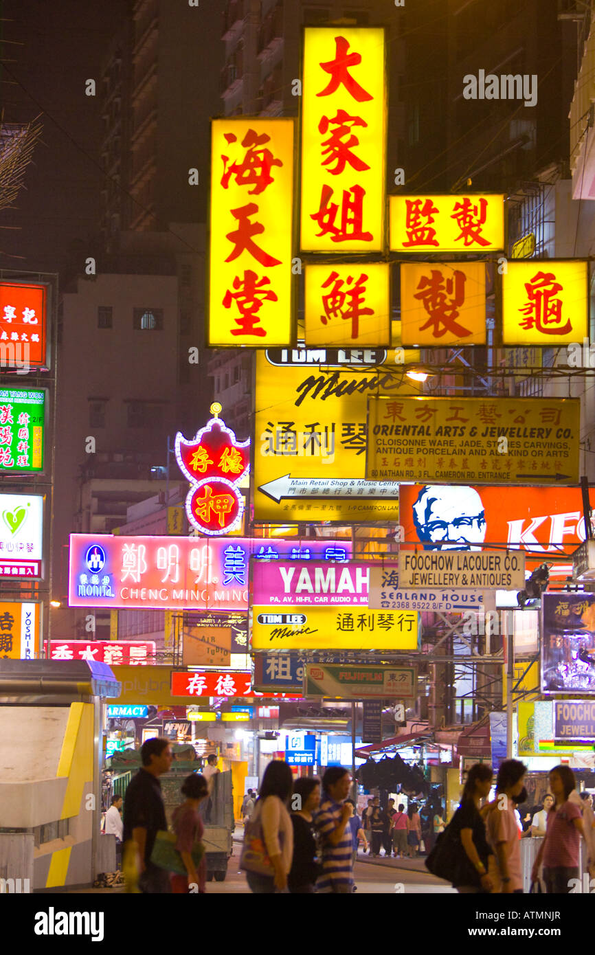 HONG KONG Chine Personnes et de néons et enseignes, Nathan Road Kowloon dans la nuit Banque D'Images