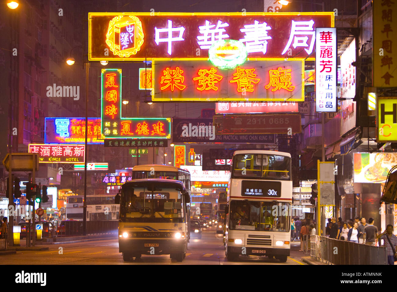 Chine Hong Kong Nathan Road Kowloon dans la nuit Banque D'Images