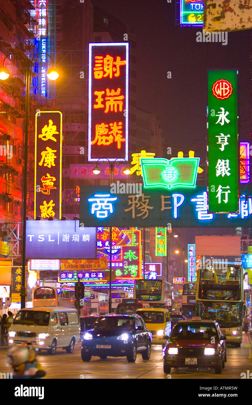 HONG KONG Chine néons et trafic sur Nathan Road Kowloon dans la nuit Banque D'Images
