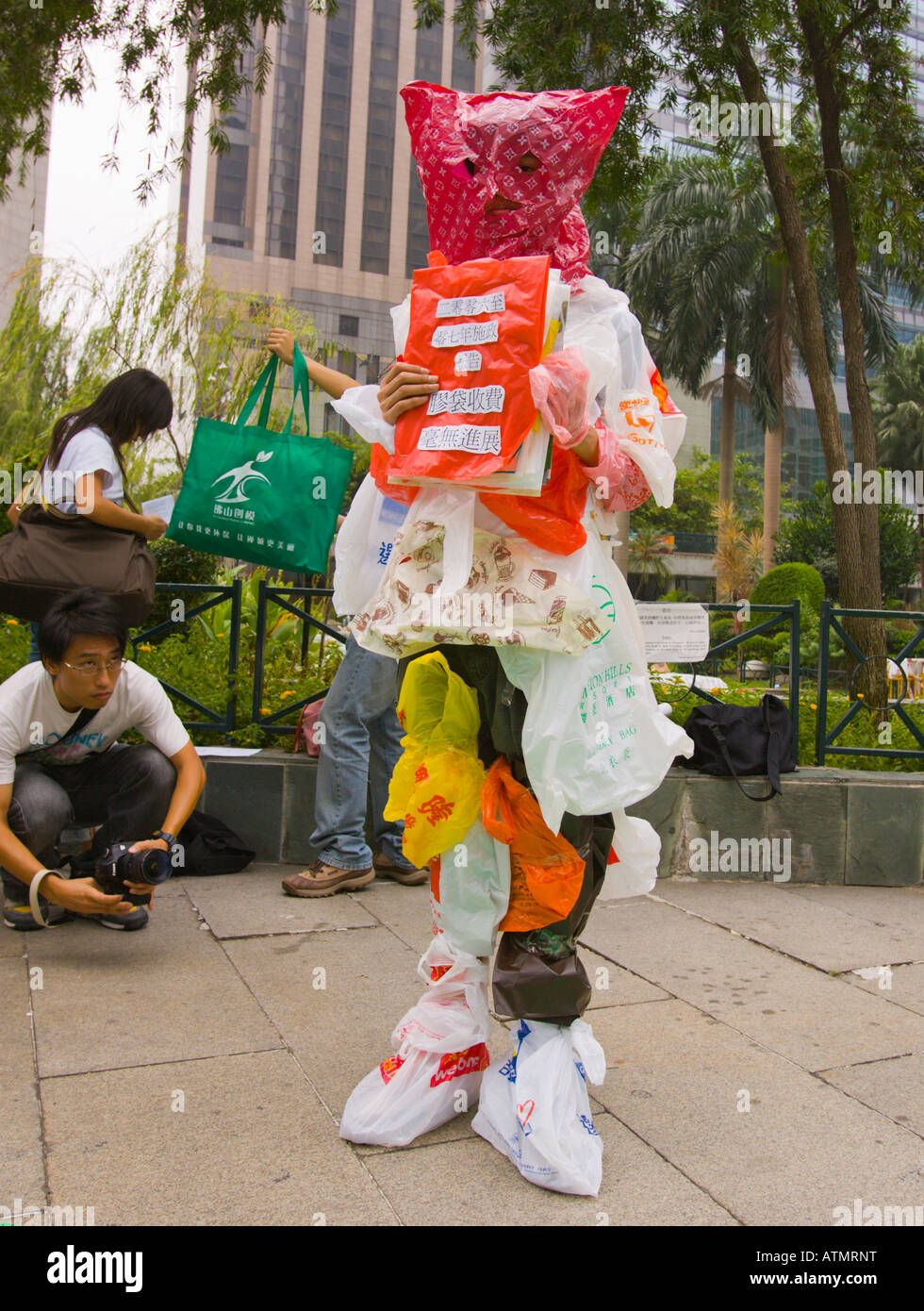 HONG KONG Chine homme sac en plastique et les étudiants lors de la pollution de l'environnement protestent contre le conseil étudiant vert Banque D'Images