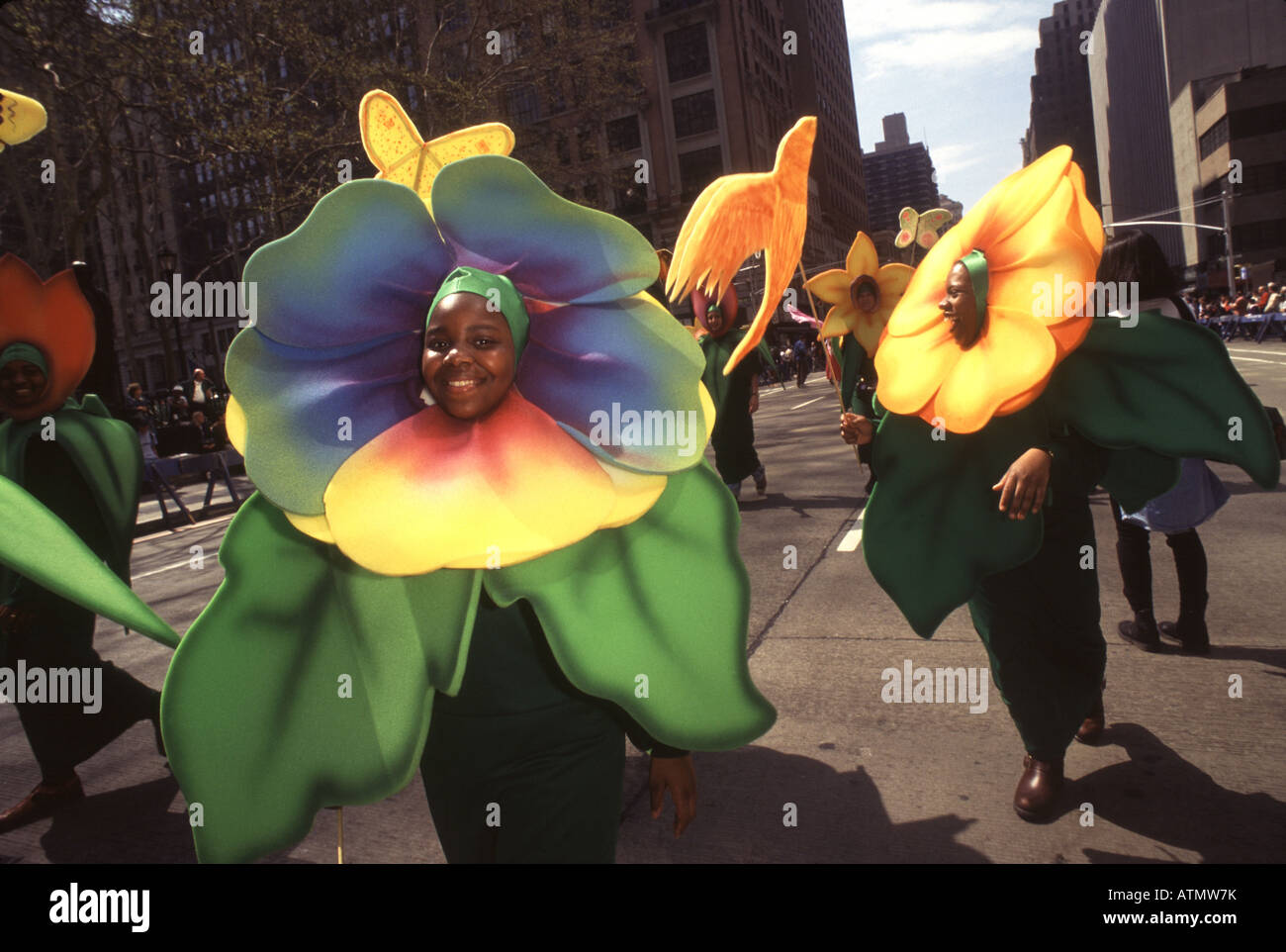 Le jour de la terre La ville de New York.Défilé de la planètes. Les environnementalistes habillés comme des fleurs colorées de mars l'Avenue des Amériques Banque D'Images