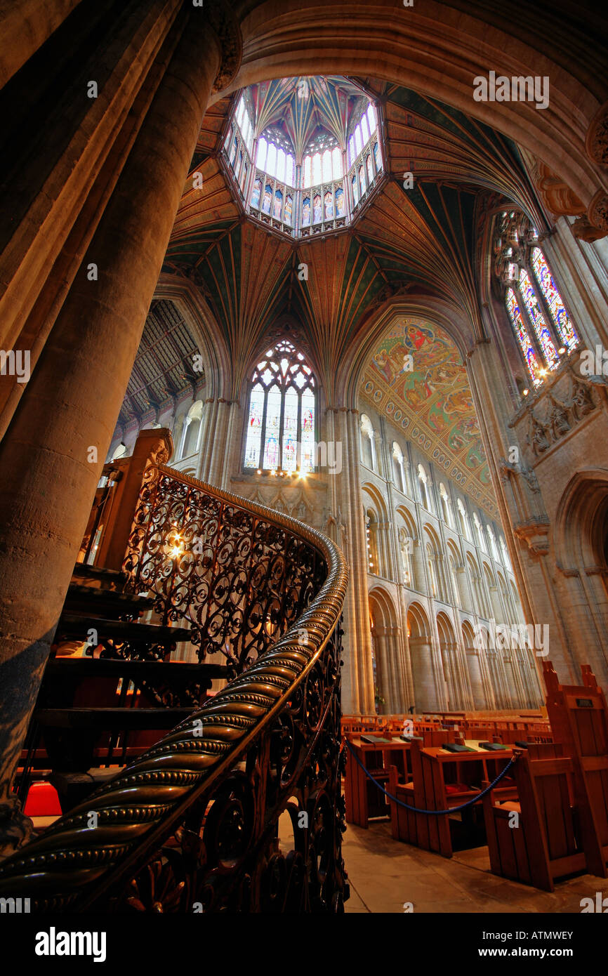 Photo à l'intérieur de cathédrale d'Ely. C'est une dynamique élevée photo comprenant 3 images prises à différentes expositions Banque D'Images