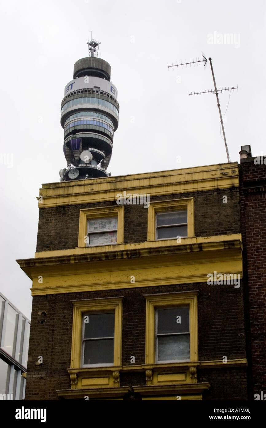 Post office tower British Telecom tower avec vieux bâtiment dans le premier plan avec l'antenne de télévision Banque D'Images