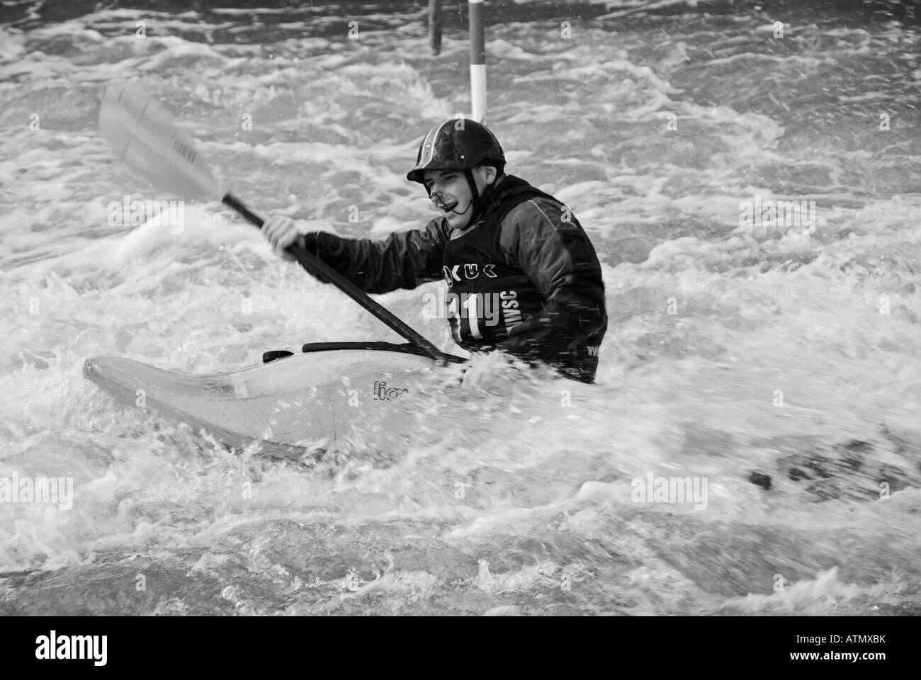 Kayak d'eau vive sur un slalom à holme pierrepont national water sports centre nottingham Banque D'Images