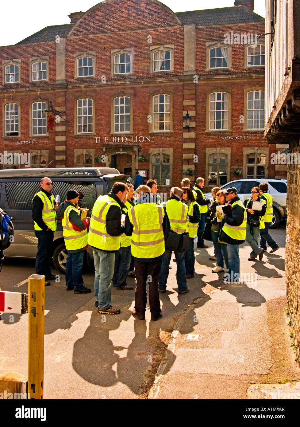 Une équipe de BBC drama film planificateurs de production avant de Lacock arpentage tournage sur site extérieur à l'établissement Red Lion Inn Banque D'Images