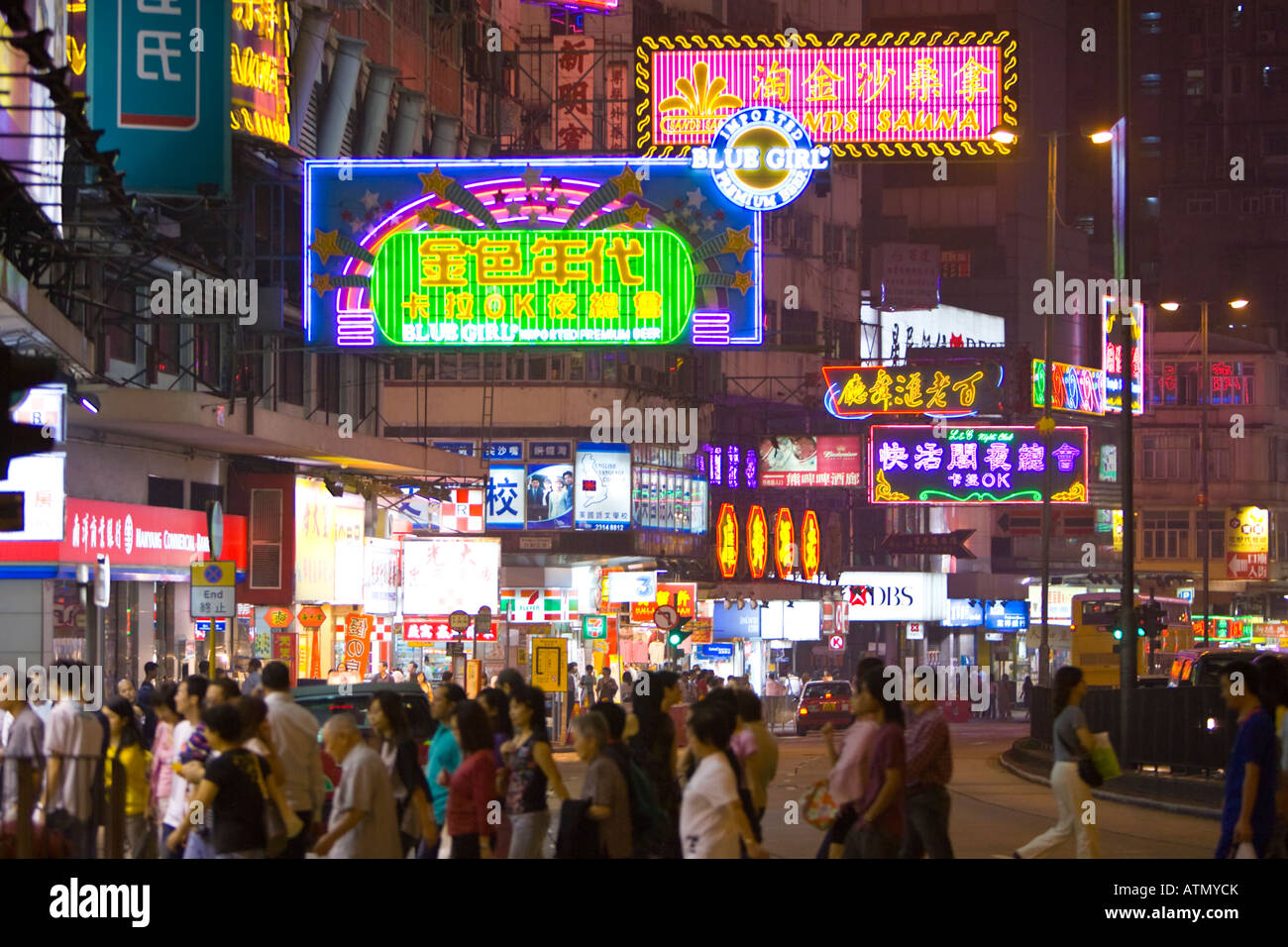 HONG KONG Chine enseignes au néon sur Nathan Road Kowloon dans la nuit Banque D'Images