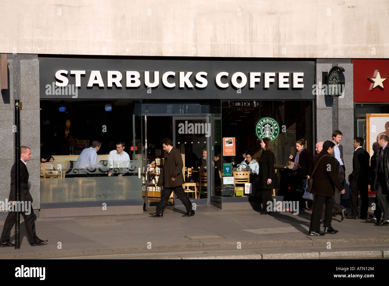 Café Starbucks Cheapside Londres Angleterre Banque D'Images
