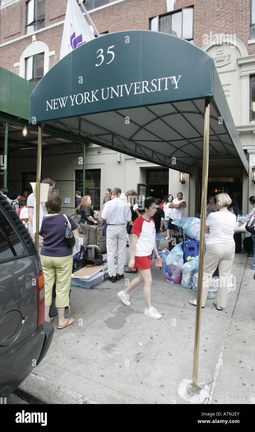 Nouveaux étudiants déménagement dans Rubin Hall,l'Université de New York. Banque D'Images
