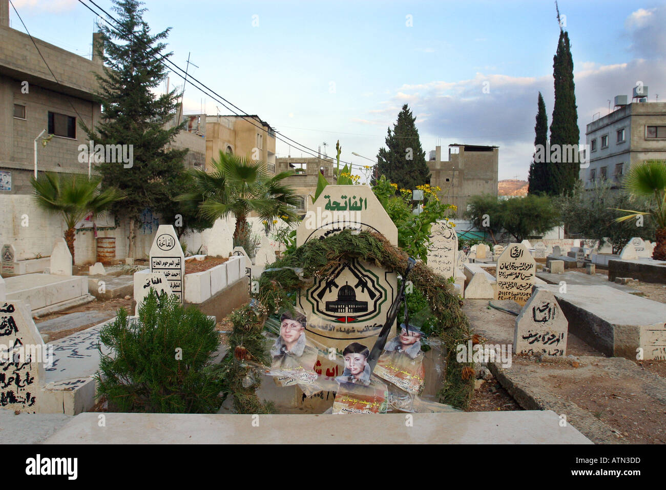 La tombe de l'un des nombreux martyrs tués pendant la 2ème Intifada, qui est enterré dans le cimetière du camp de Balata Banque D'Images