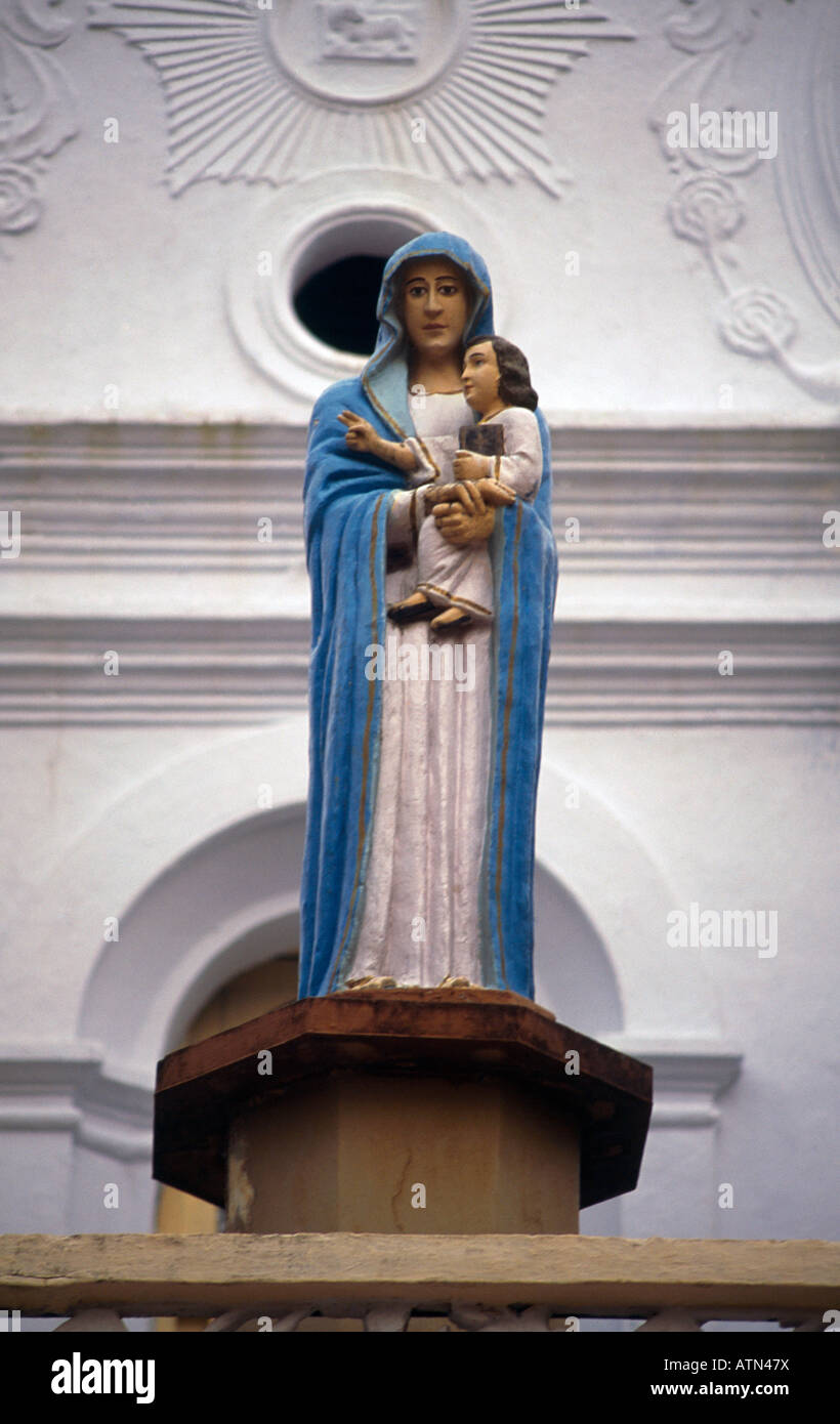 Kerala Inde statue de Vierge à l'enfant à l'Église Catholique Banque D'Images