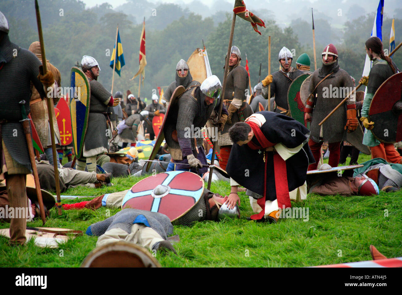 Final donne prêtre Rites pour un soldat 1066 Bataille de Hastings, Angleterre re creation Banque D'Images