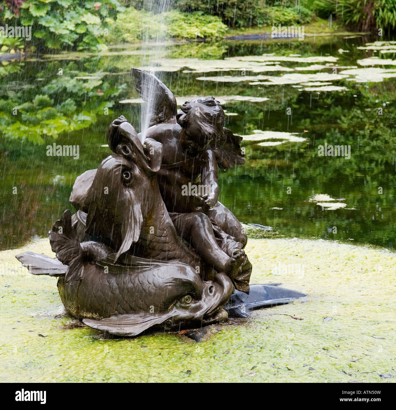 Fontaine ornementale à Benmore Botanic Garden près de Dunoon, en Écosse. L'Asie de l'importante collection de plantes et arbres Banque D'Images