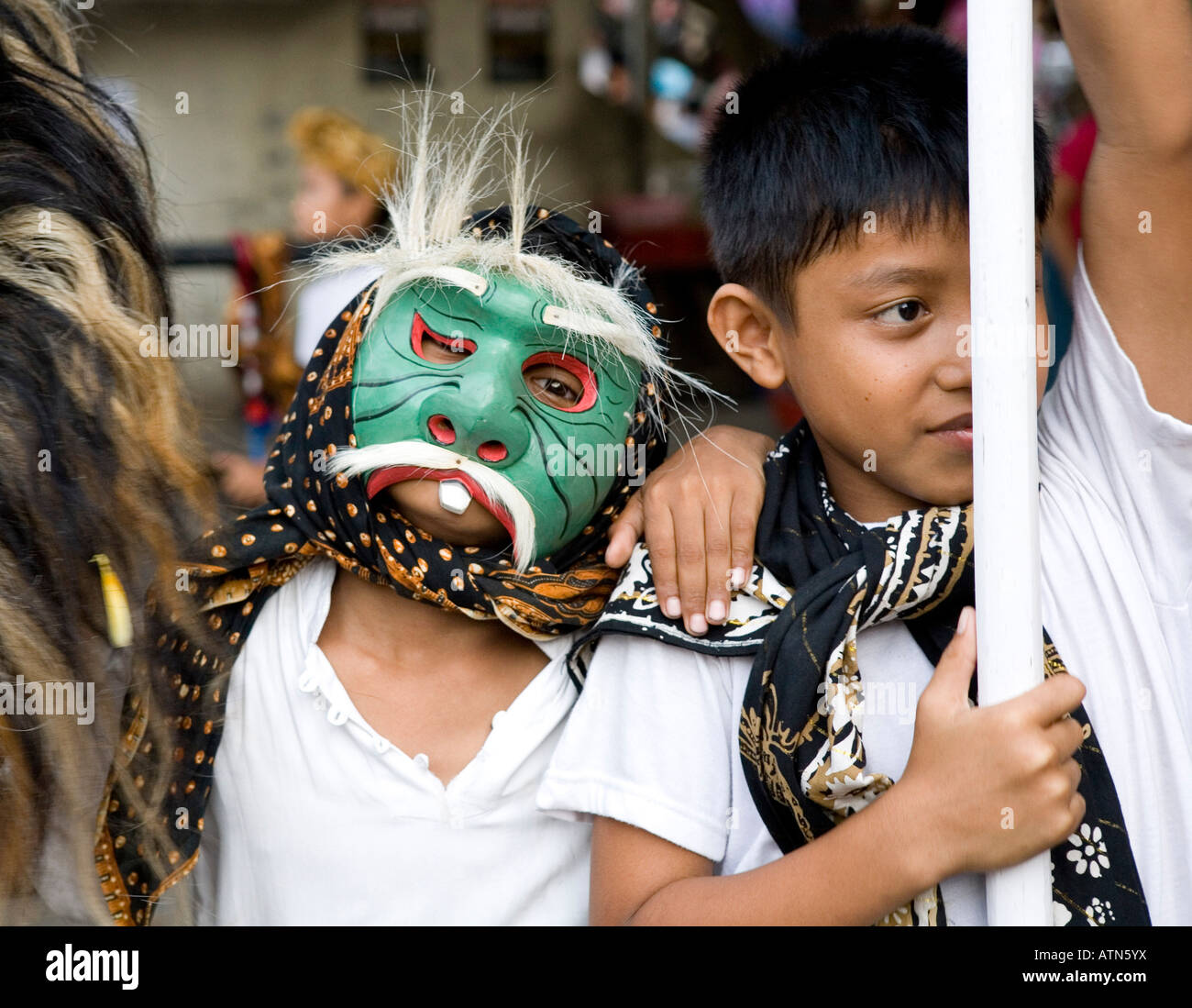 Les garçons locaux dans les masques célébrant Galungan Indonésie Ubud Festival Banque D'Images