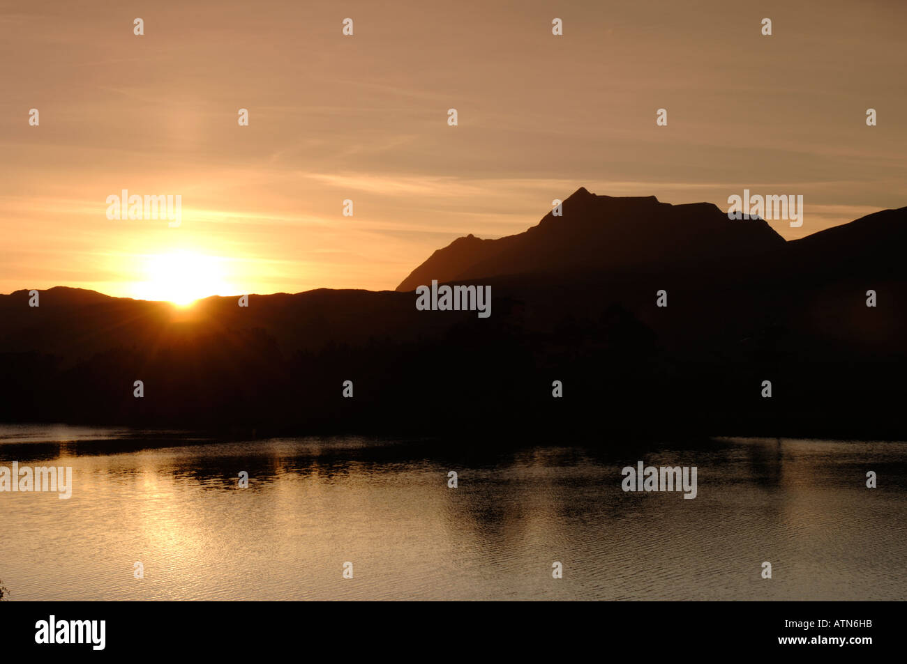 Coucher de soleil sur la Collines Coigach Loch, à Drumrunie Inverpolly. XPL 3890-371 Banque D'Images