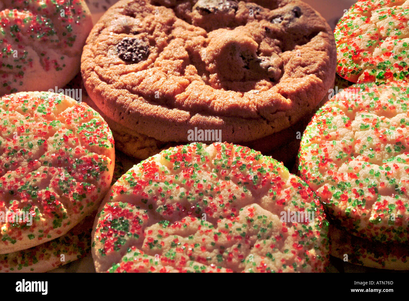 Pile de cookies aux pépites de chocolat et de sucre sur la plaque Banque D'Images