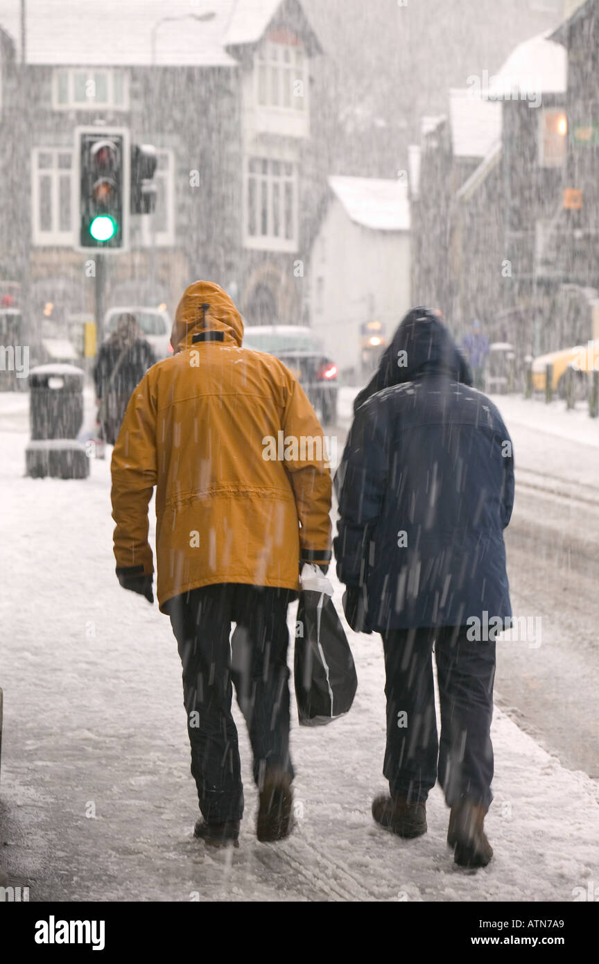Marcher dans la neige shoopers Ableside Cumbria Banque D'Images