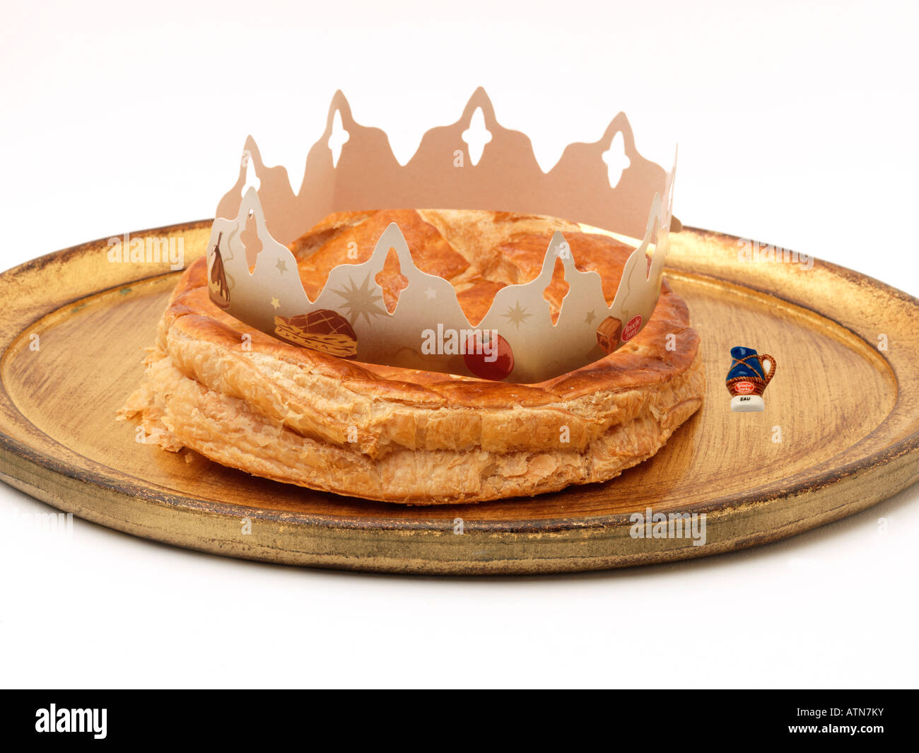 La Galette des Rois (gâteau français du roi) avec FEVE et couronne habituellement partagée sur l'Epiphanie pour célébrer l'arrivée des trois Sages à Bethléem Banque D'Images