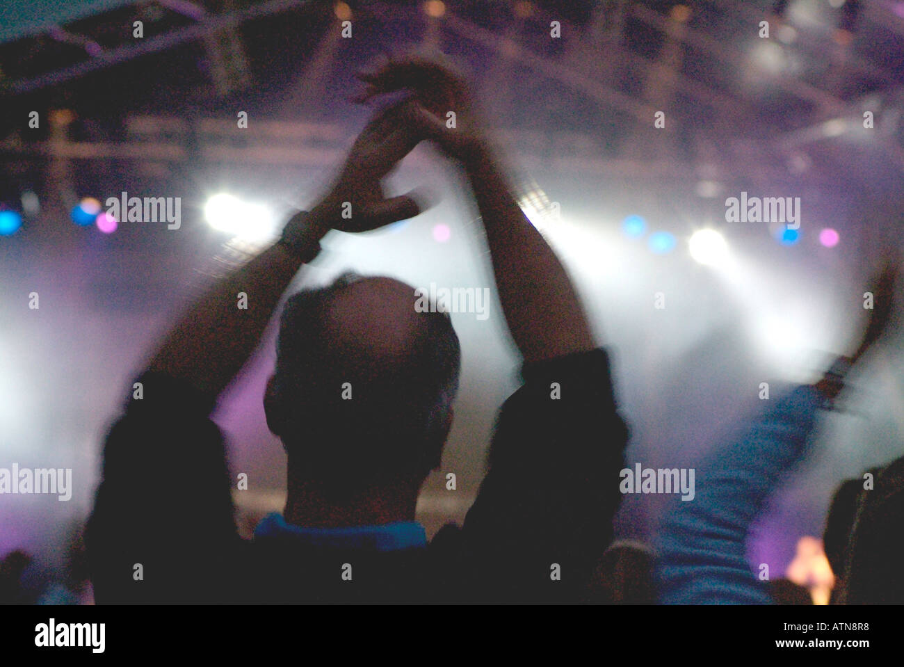 Man clapping au concert Banque D'Images