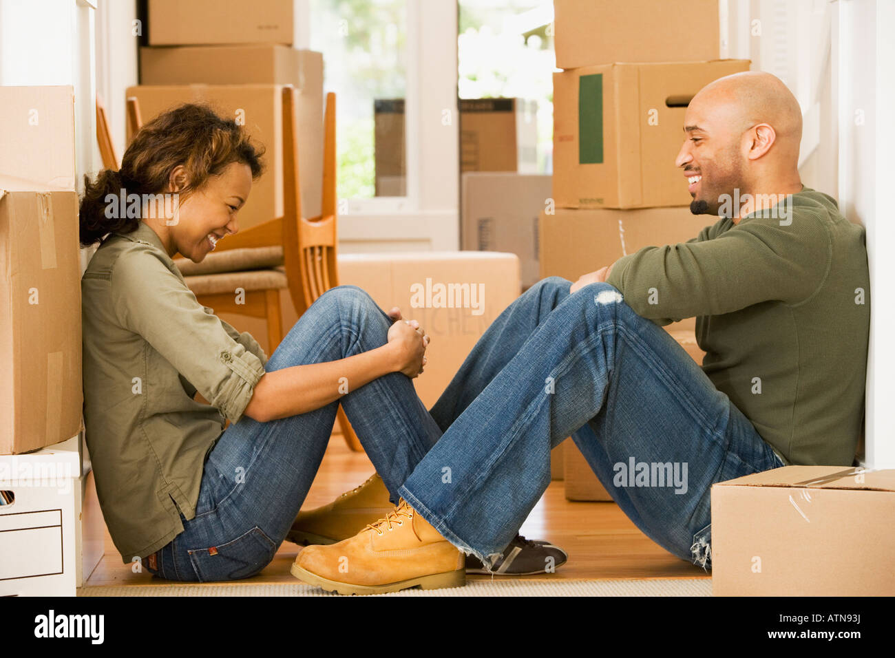 African couple in new house Banque D'Images