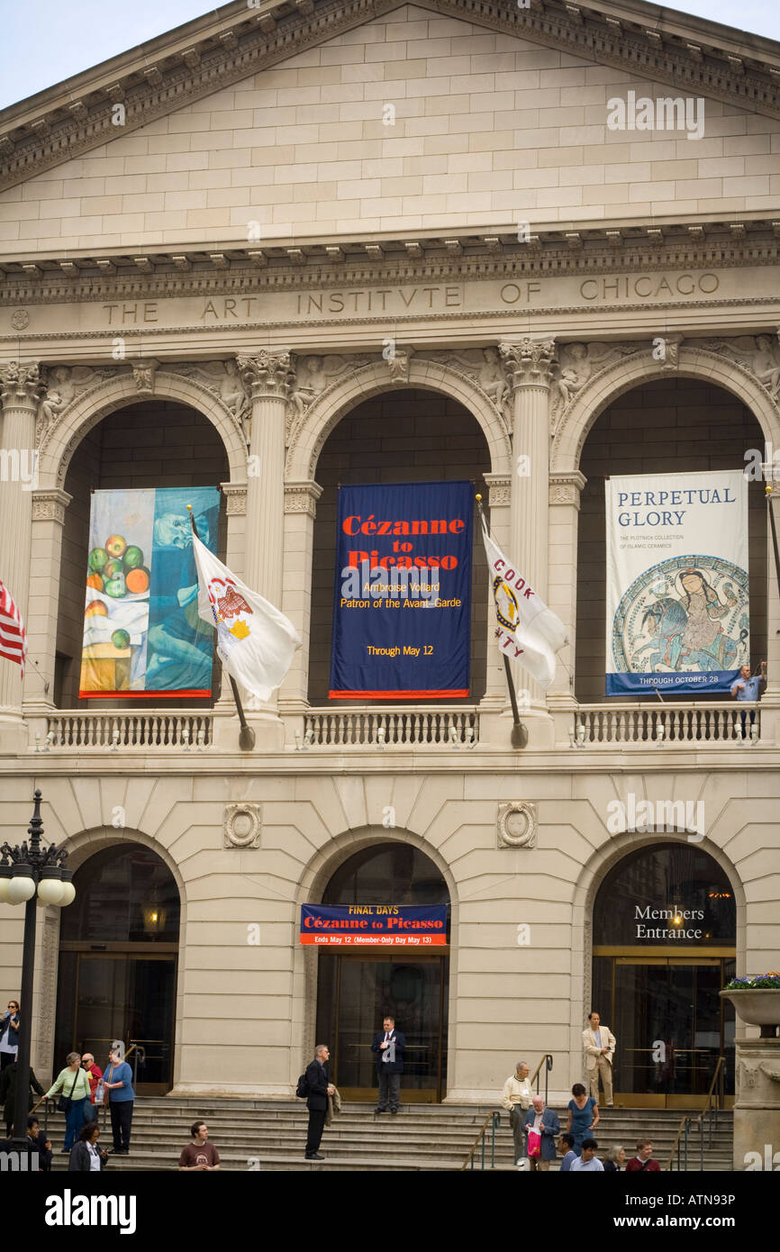 L'Art Institute de Chicago, dans l'Illinois, l'étape avant de nombreuses personnes les touristes les visiteurs entrant sortant Banque D'Images