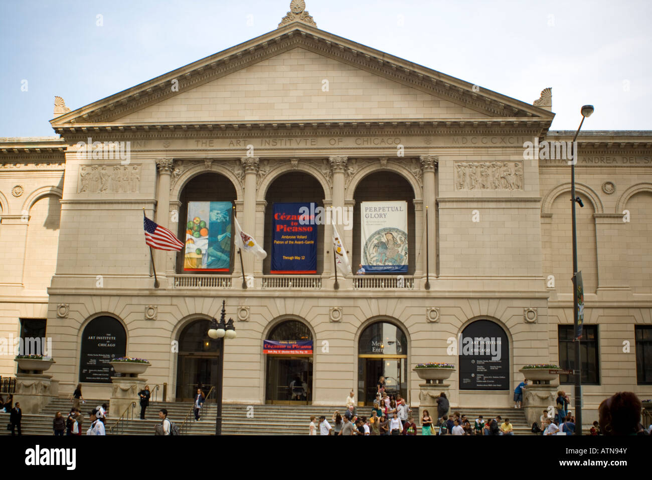 L'Art Institute de Chicago, dans l'Illinois, l'étape avant de nombreuses personnes les touristes les visiteurs entrant sortant Banque D'Images