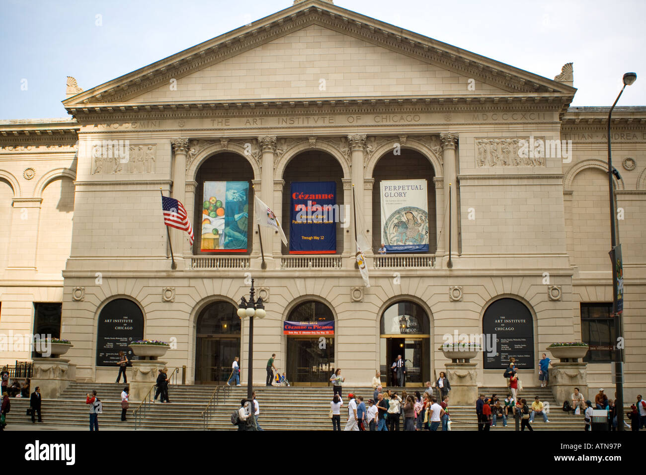 L'Art Institute de Chicago, dans l'Illinois, l'étape avant de nombreuses personnes les touristes les visiteurs entrant sortant Banque D'Images