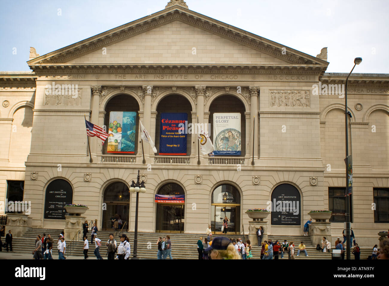 L'Art Institute de Chicago, dans l'Illinois, l'étape avant de nombreuses personnes les touristes les visiteurs entrant sortant Banque D'Images