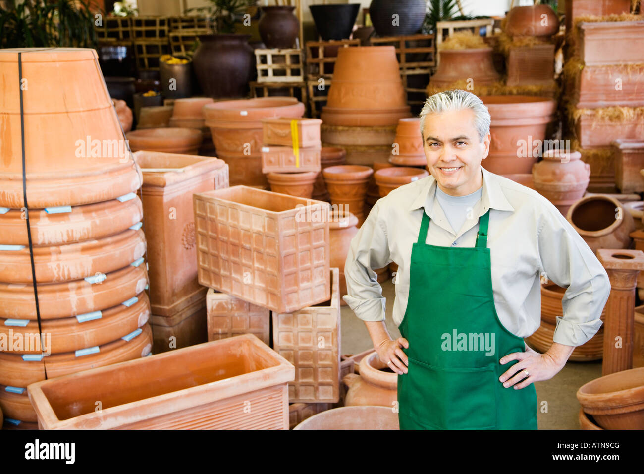 Hispanic man working at garden centre Banque D'Images