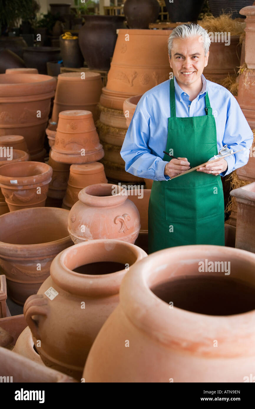 Hispanic man working at garden centre Banque D'Images