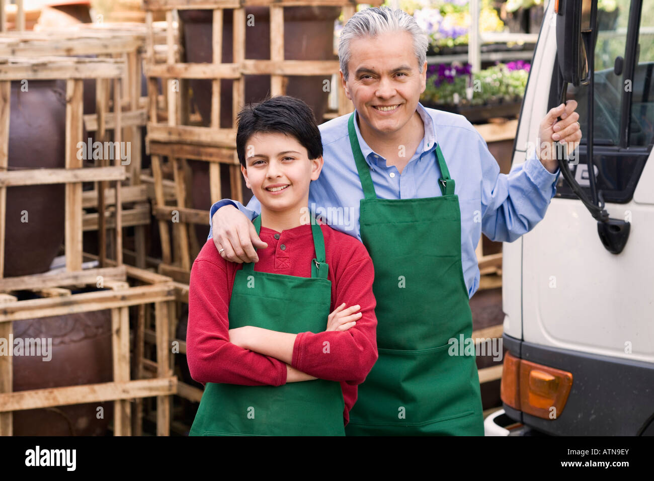 Hispanic father and son travail au garden centre Banque D'Images