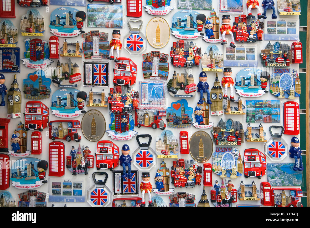 Une boutique à Londres la vente de magnets représentant Londres Banque D'Images