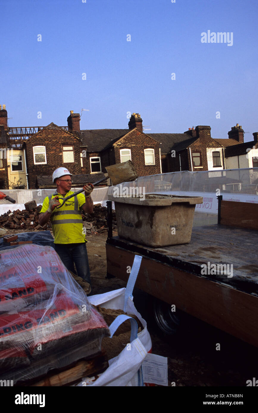 Builder avec pelle Stoke-on-Trent Banque D'Images