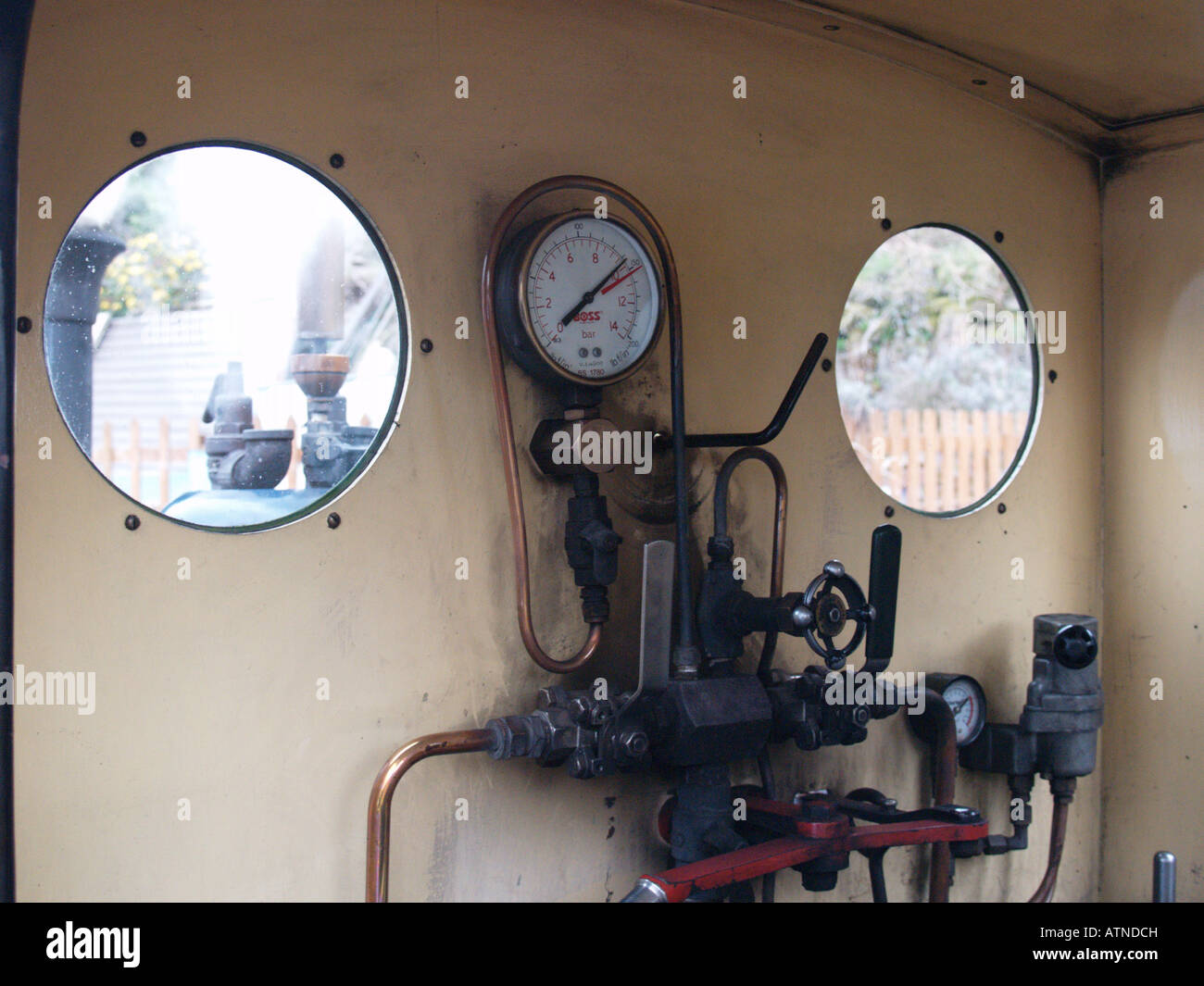 Commandes en cabine Narrow Gauge steam train miniature Banque D'Images