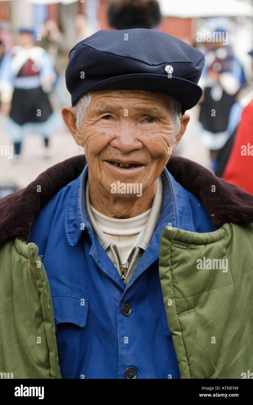 La Chine, vieil homme en vêtements de style Mao Smiling Portrait, Lijiang, Vieille Ville, Sifang Square, Province du Yunnan Banque D'Images