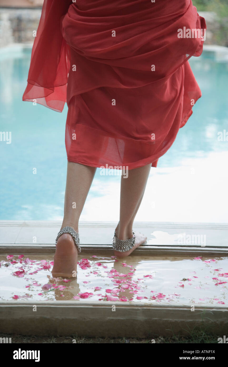 Vue en bas d'une femme marchant vers une piscine Banque D'Images