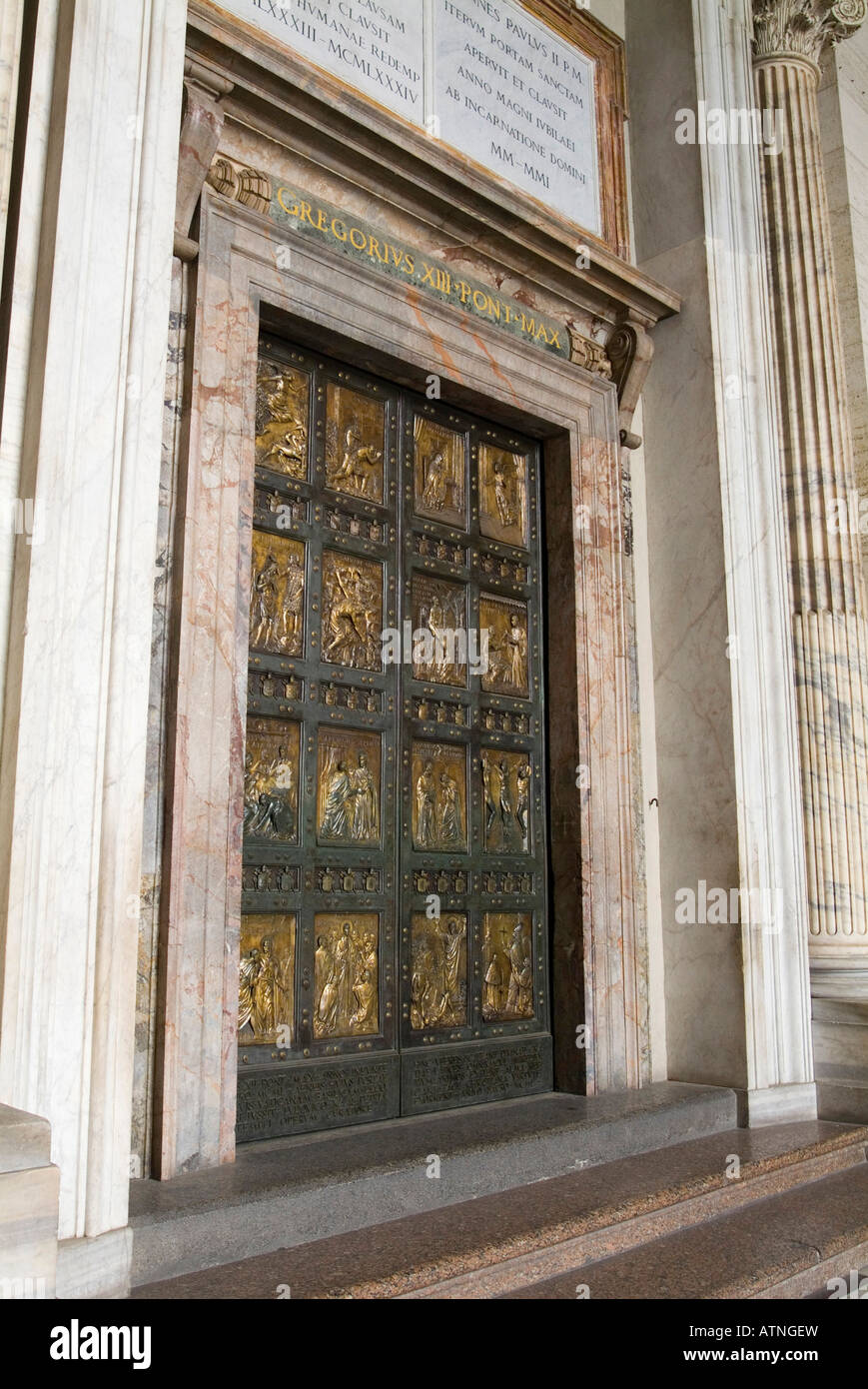 La Porta Santa de la Basilique St Pierre au Vatican Banque D'Images