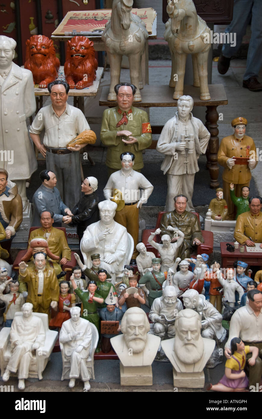 Mao Tse-tung (et Karl Marx) souvenirs en marché des antiquaires, Hollywood Road, Hong Kong, Chine Banque D'Images